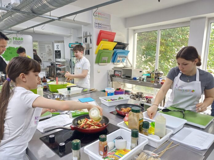 Nestle risipa alimentara foto copii gatesc