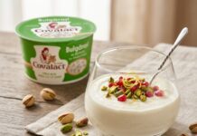 Mousse fin din cottage cheese cu fistic și rodie servit în pahar de sticlă stil minimalist