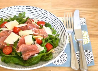 Salata_de_ruccola_prosciutto_rosii_cherry_si_parmezan