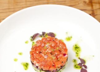 Tartar de somon pe pat de avocado
