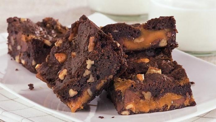 Brownie cu caramel Brownie cu caramel