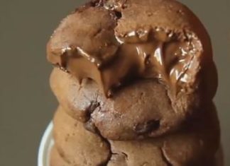 Fursecuri cu ciocolata si unt de arahide, umplute cu crema de ciocolata