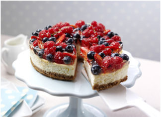 Prajitura cu branza si fructe de padure