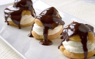 Profiterol de cafea si crema de ciocolata alba