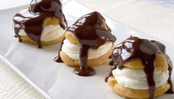 Profiterol de cafea si crema de ciocolata alba