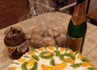 Tort usor cu frisca si fructe