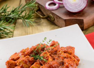 Tocanita din carne de porc cu Mutti - sos de rosii pentru pizza