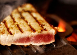 Ton in sos de iaurt picant