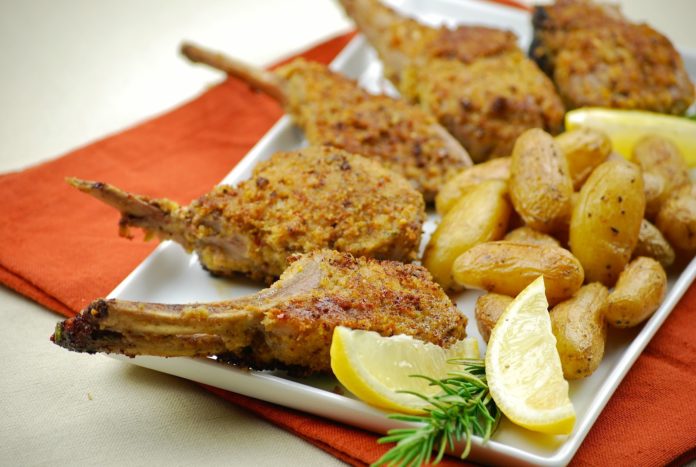 Cotlete de miel in crusta de mirodenii Cotlete de miel in crusta de mirodenii