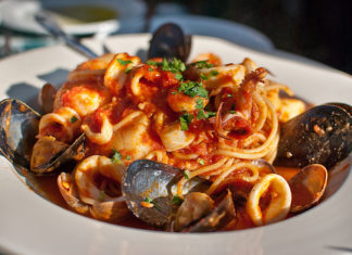 Fructe de mare si paste in sos de rosii