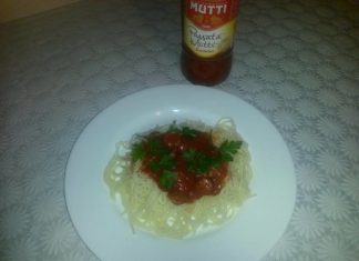 Spaghete cu sos de rosii Mutti si carnaciori