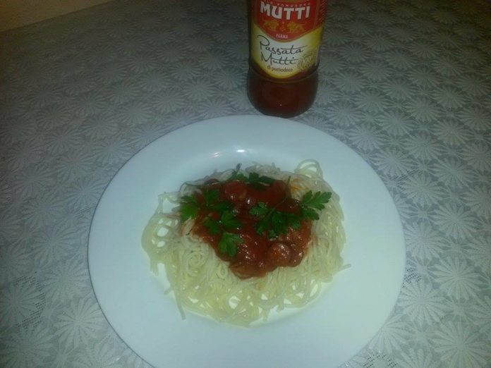 Spaghete cu sos de rosii Mutti si carnaciori