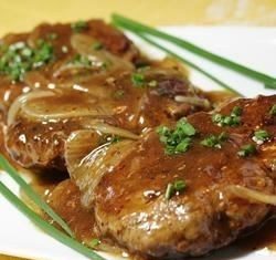 Steak de vita in sos de ceapa
