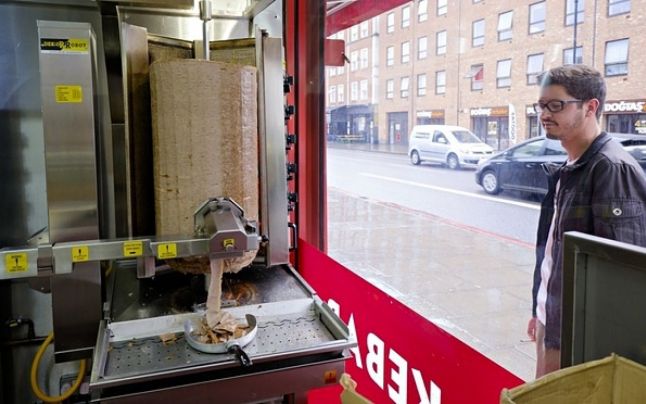 A fost lansat Atalay, robotul pentru shaorma sau kebab A fost lansat Atalay, robotul pentru shaorma sau kebab