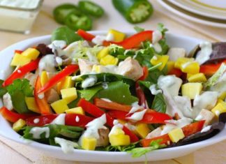 Salata de mango, branza de capra si dressing de iaurt