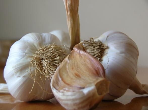 Cum curatati usturoiul in doar cateva secunde