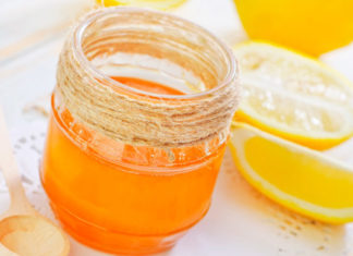 Un pahar de apa calduta cu lamaie si miere